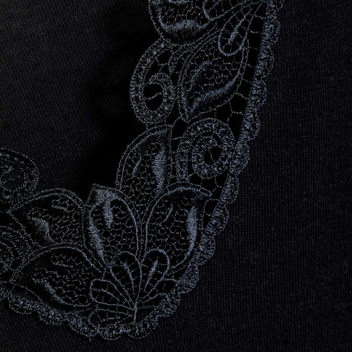 Susa Langarm-Shirt Sangora mit Spitze in schwarz in der Detailansicht