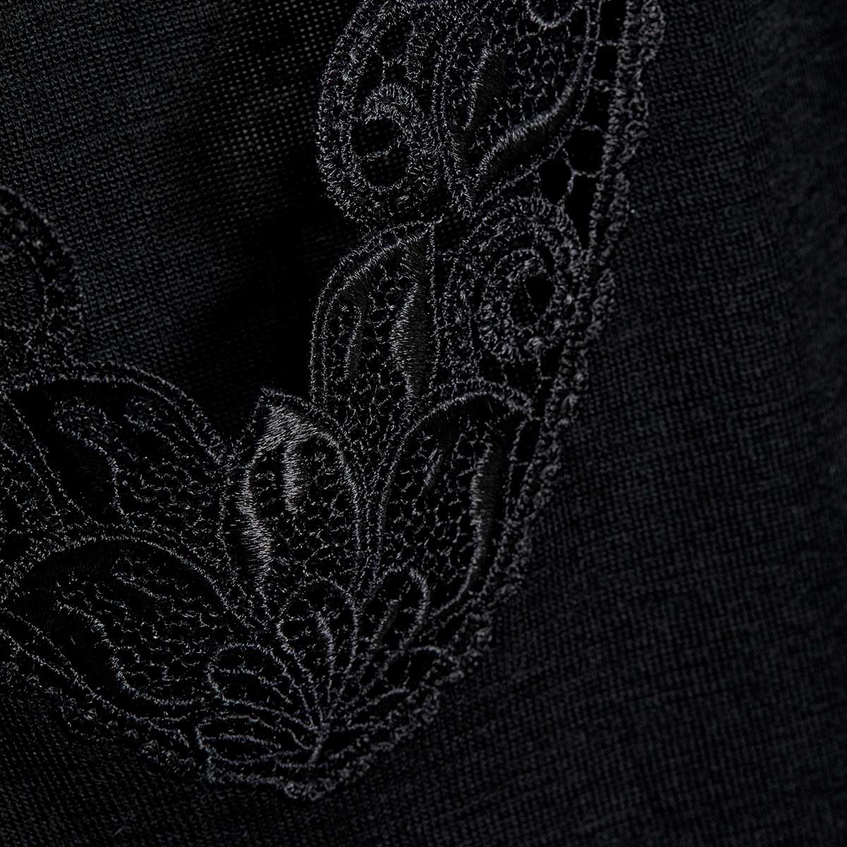 Susa T-Shirt mit Spitze Modell Sangora in schwarz in der Detailansicht