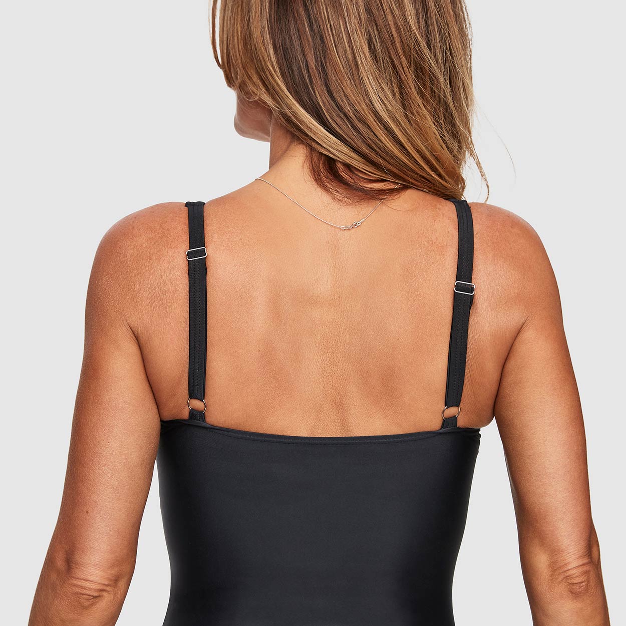 Abecitas Badeanzug Modell Capri in Farbe schwarz im Detail in der Rückansicht