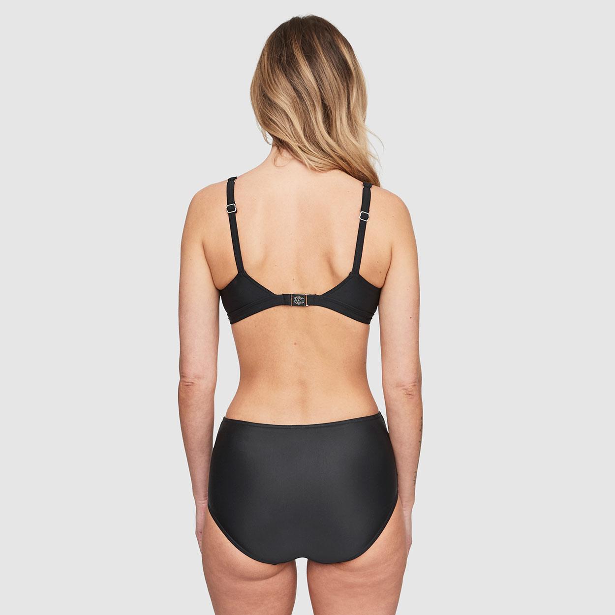 Abecitas Bikini-Oberteil ohne Bügel Modell Capri Delight in Farbe schwarz am Modell im Set in der Rückansicht