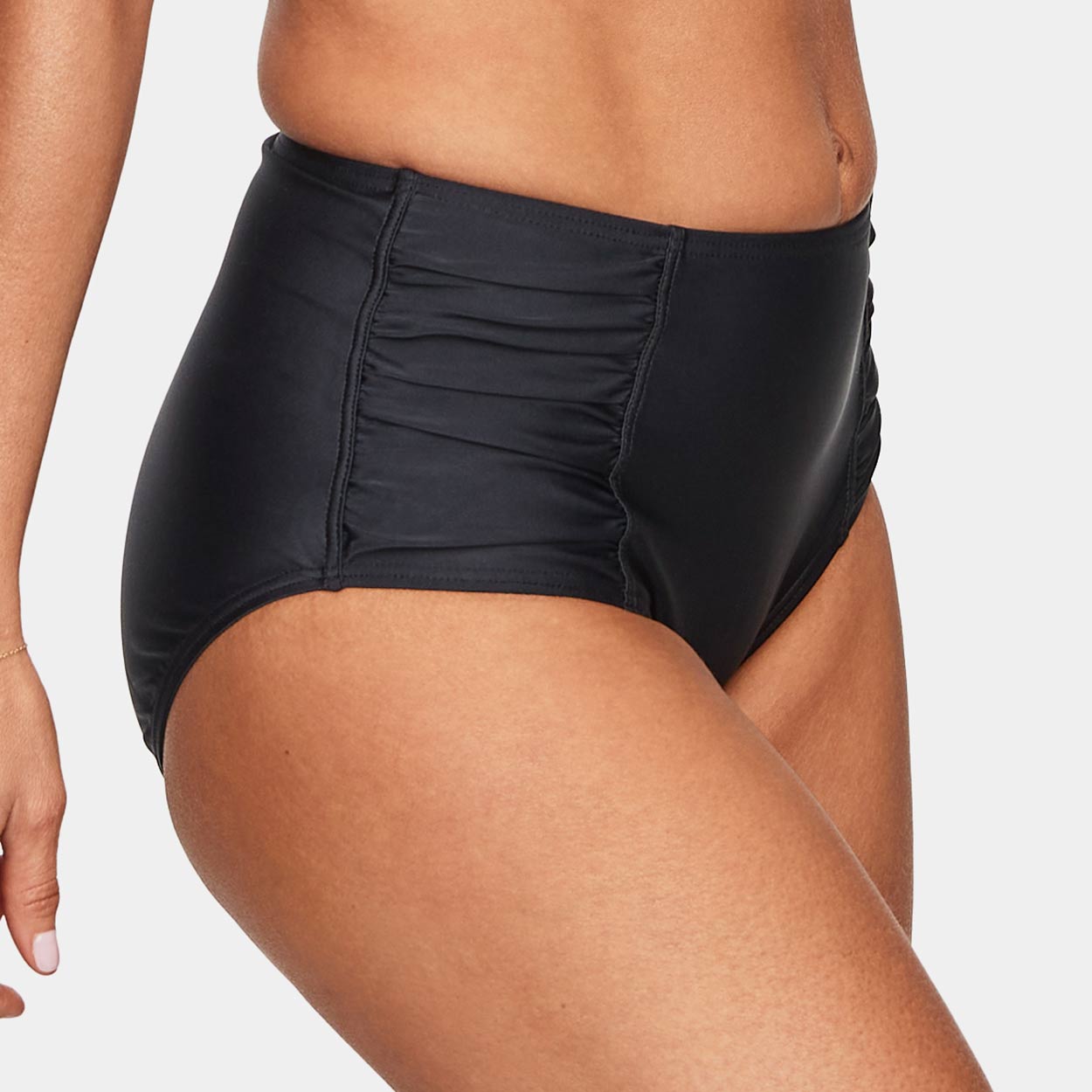 Abecita Bikini-Maxislip Modell Capri in Farbe schwarz am Modell