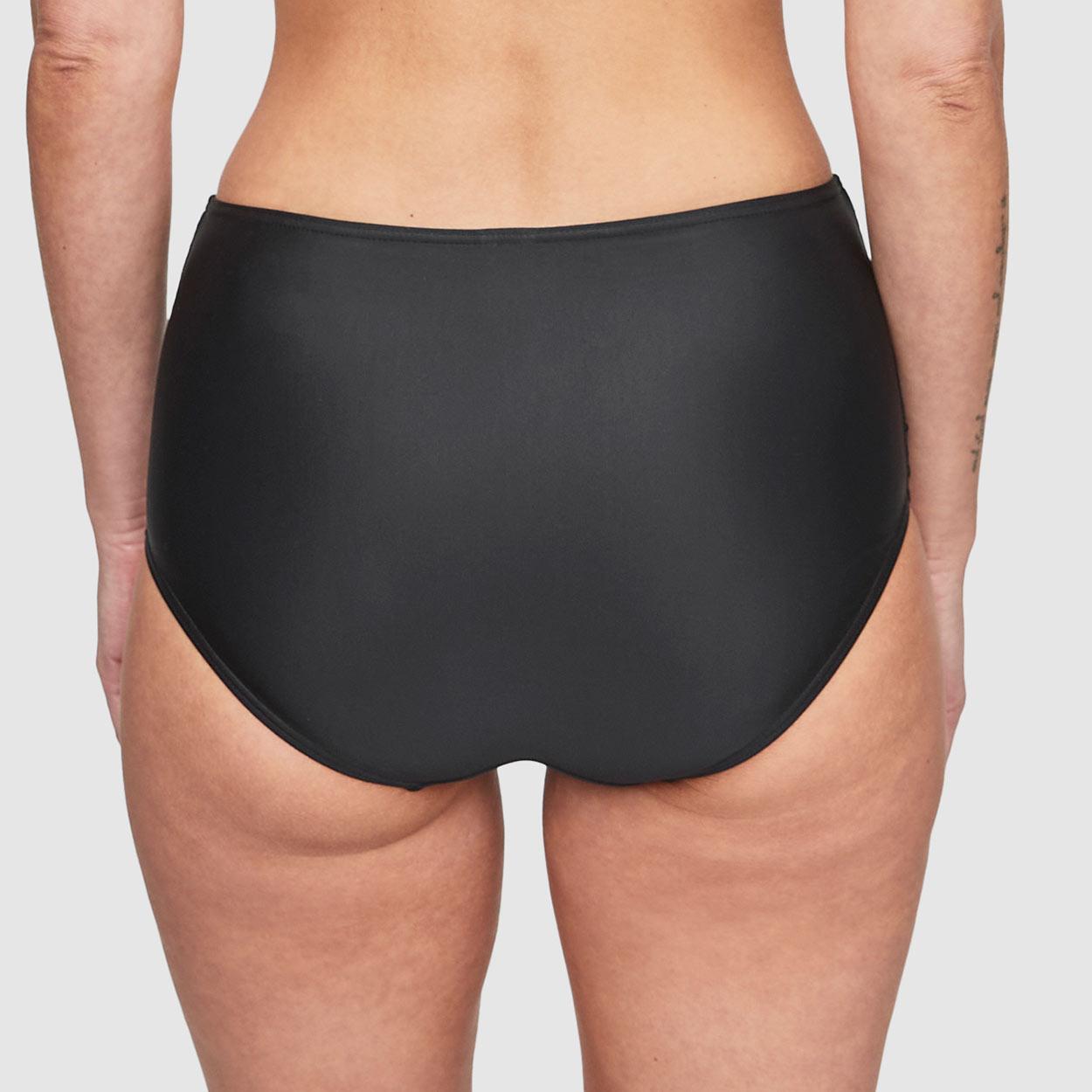 Abecita Bikini-Maxislip Modell Capri in Farbe schwarz am Modell in der Rückansicht